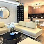 Stylish Flat 1br With Terrace, Park & Pool شقة