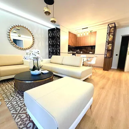 Stylish Flat 1br With Terrace, Park & Pool Apartment